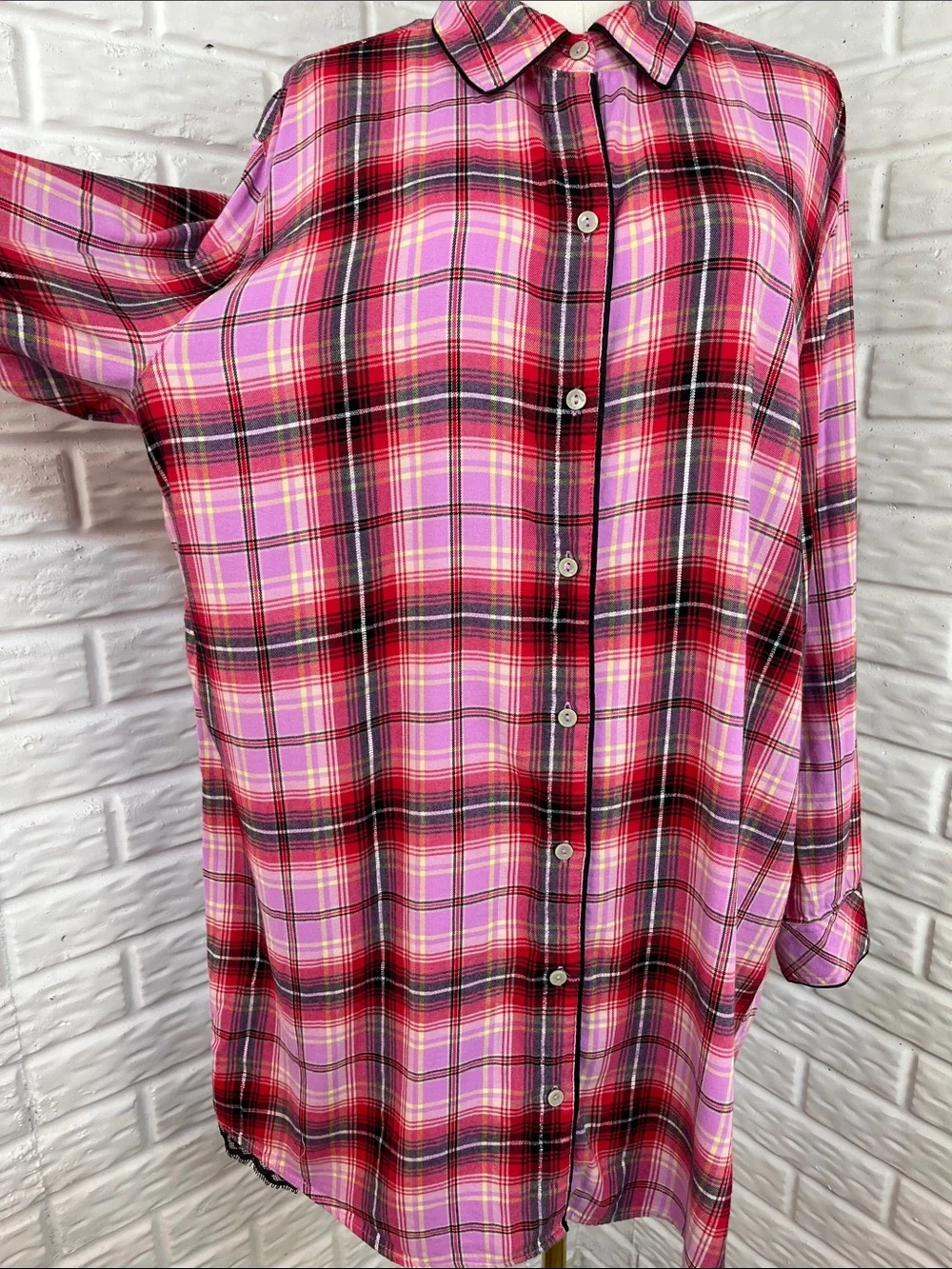 VICTORIA’S SECRET BUNDLE PLAID LONG SLEEP SHIRT SZ XL AND FUZZY SLIPPERS SZ MD